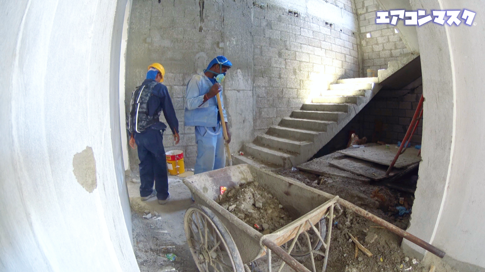 粉塵が舞う現場に 防塵マスク